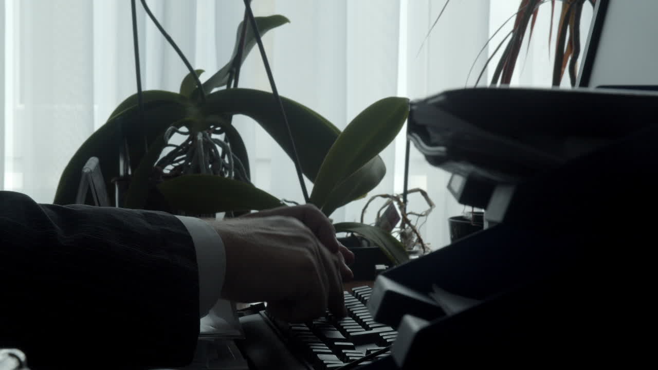 사무실에서 키보드로 입력하는 남자가 닫습니다.