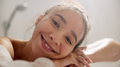 Salud,-Sonrisa-Y-Rostro-De-Una-Mujer-En-El-Baño.