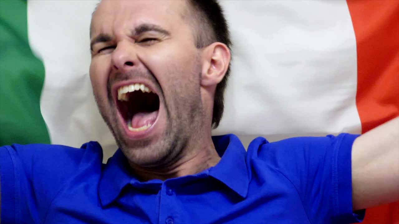 이탈리아 팬이 이탈리아 발을 들고 축하하는 느린 동작, 4k, 고품질