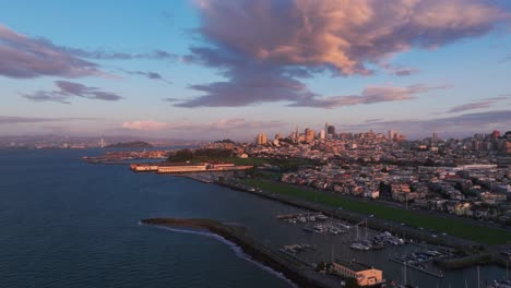 Schwenk-Nach-Links-Drohnenaufnahme-Der-Innenstadt-Von-San-Francisco-Am-Perfekten-Abend