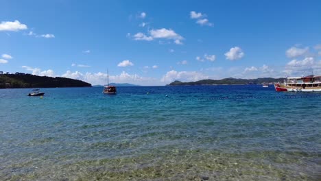 Hermosa-Vista-Del-Mar-Azul-Claro-Con-Barcos-E-Islas-En-Las-Islas-Elafiti,-Croacia