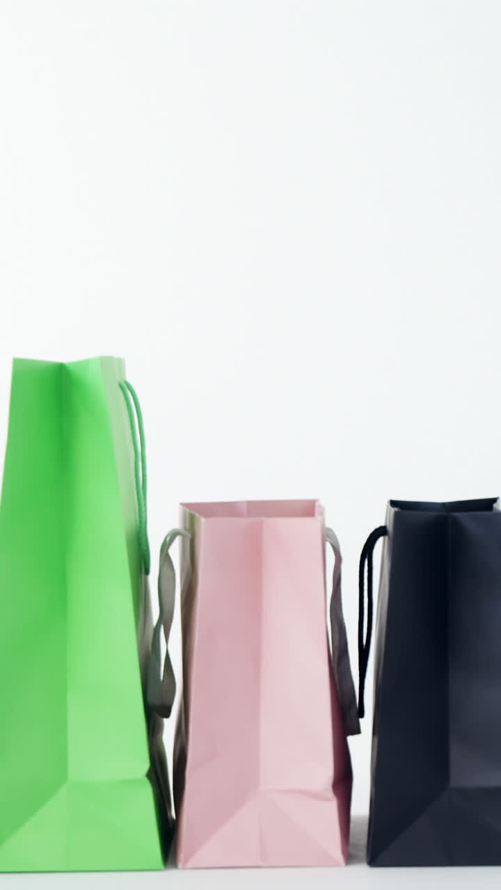 bolsas de compras multicolores sobre un fondo blanco