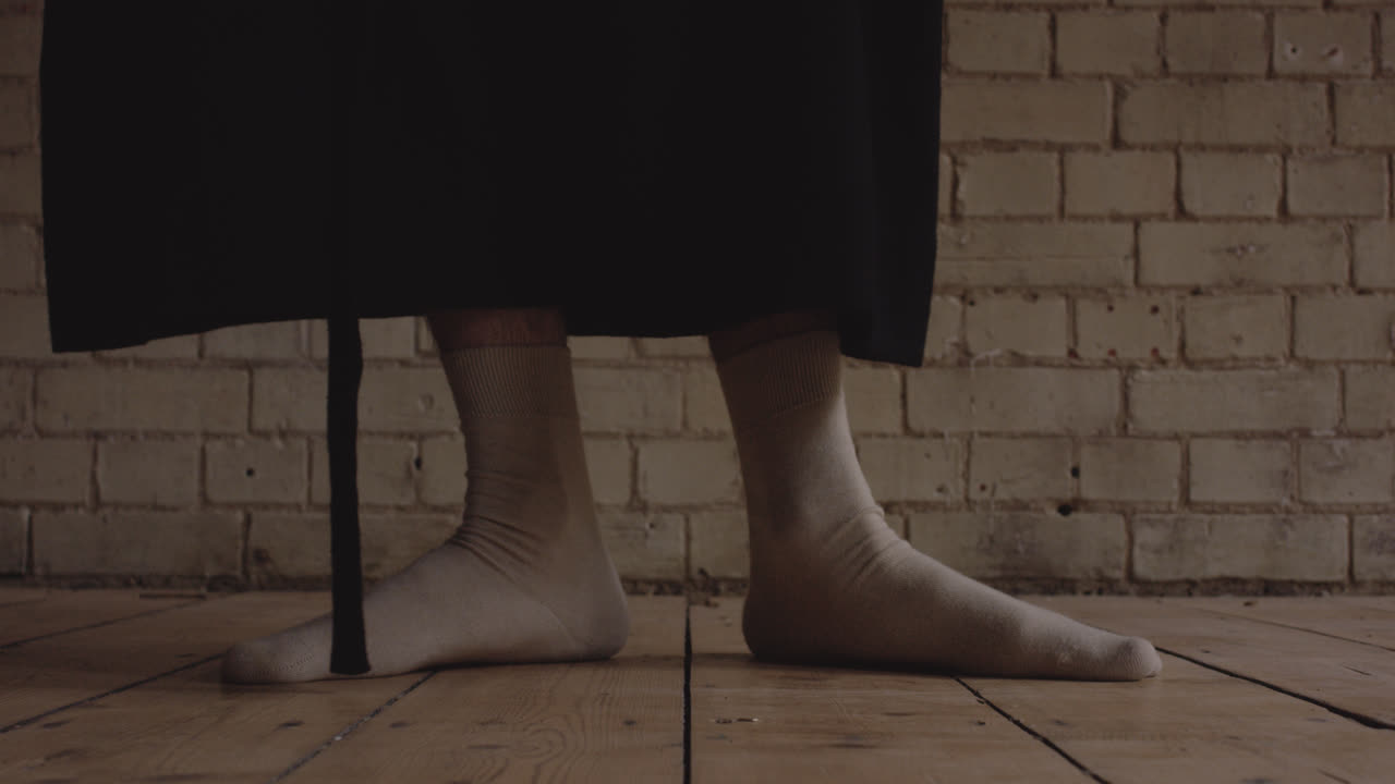 모델 발에 느슨하고 최소한의 세련된 옷