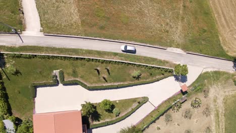 Drohnenaufnahme-Aus-Der-Vogelperspektive-Eines-Autos,-Das-Auf-Einer-Abgelegenen-Straße-In-Der-Landschaft-Der-Abruzzen-In-Italien-Fährt,-In-4k