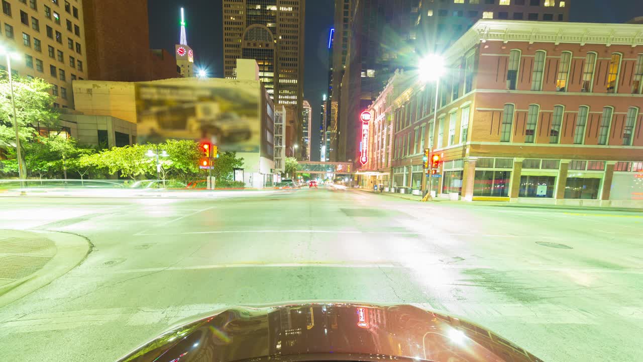 러스 시내에서 밤에 운전하는 차량 타임 스