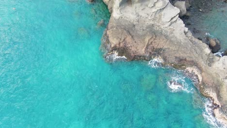 Türkisblaues-Wasser-Am-Grünen-Sandstrand-Von-Papakōlea,-Big-Island,-Hawaii,-USA