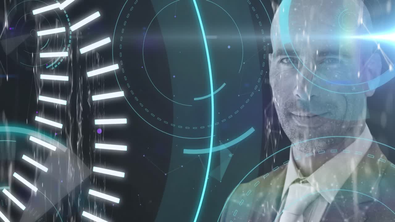animación de escaneo de alcance y procesamiento de datos sobre el hombre de negocios sonriente