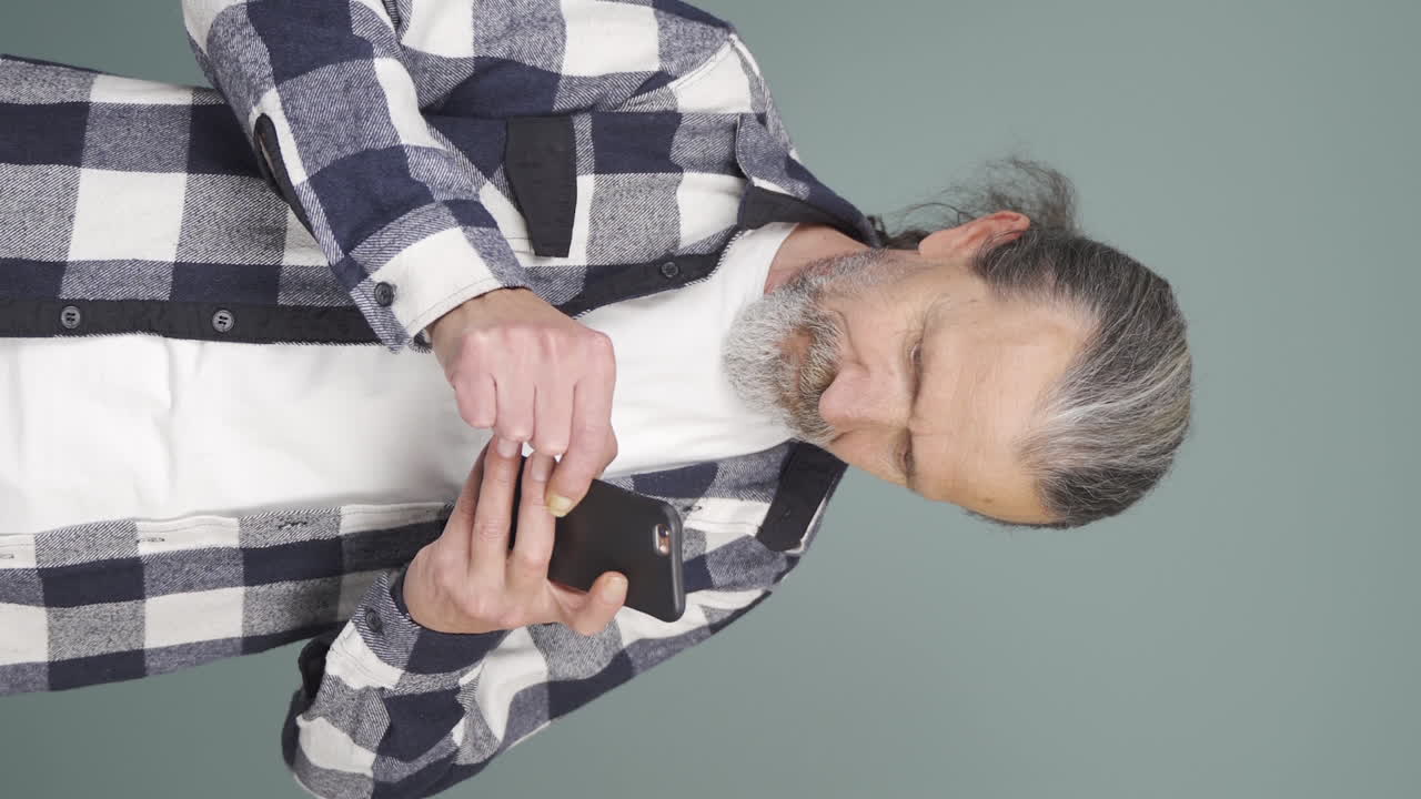 ⁇ 은이가  ⁇ 드폰을 보는 수직 비디오는 행복합니다.