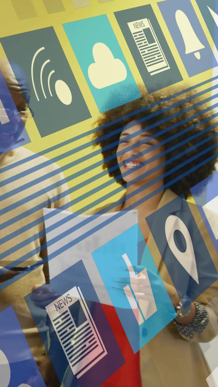 Video vertical: Mujer mostrando iconos mientras un hombre señala, creando rayas azules y una superposición en el diseño.