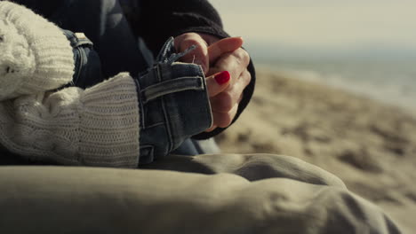 Romantic-couple-hands-touching-each-other-on-sea-beach.-People-hold-arms-outside