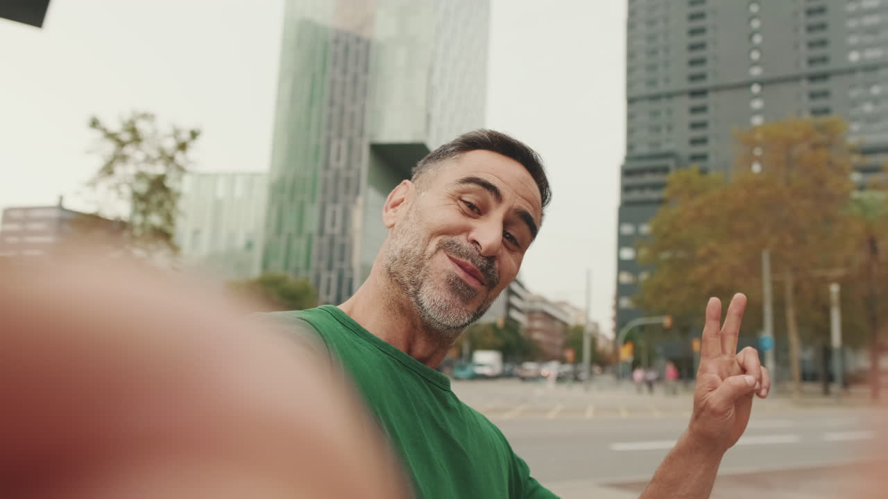 Uomo che si fa un selfie in città