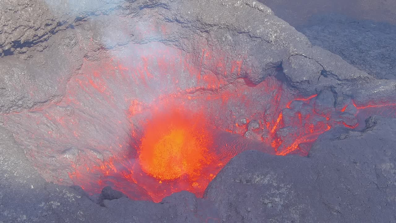 explosión de lava en cámara lenta en el cráter del volcán fagradalsfjall erupción explosiva volcánica en islandia