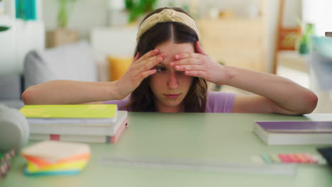 Un-Joven-Estudiante-Triste-Y-Preocupado,-Aterrorizado-Por-La-Cantidad-De-Aprendizaje-En-La-Escuela