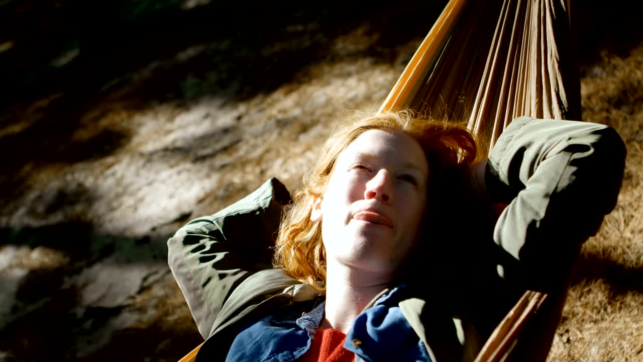 mujer relajándose en una hamaca en el bosque 4k