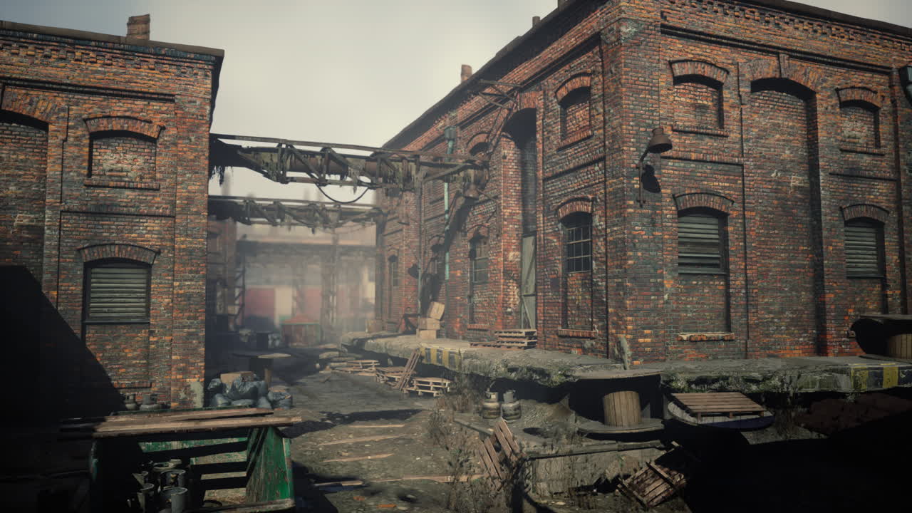 해가 지는 동안 버려진 산업 공장 건물