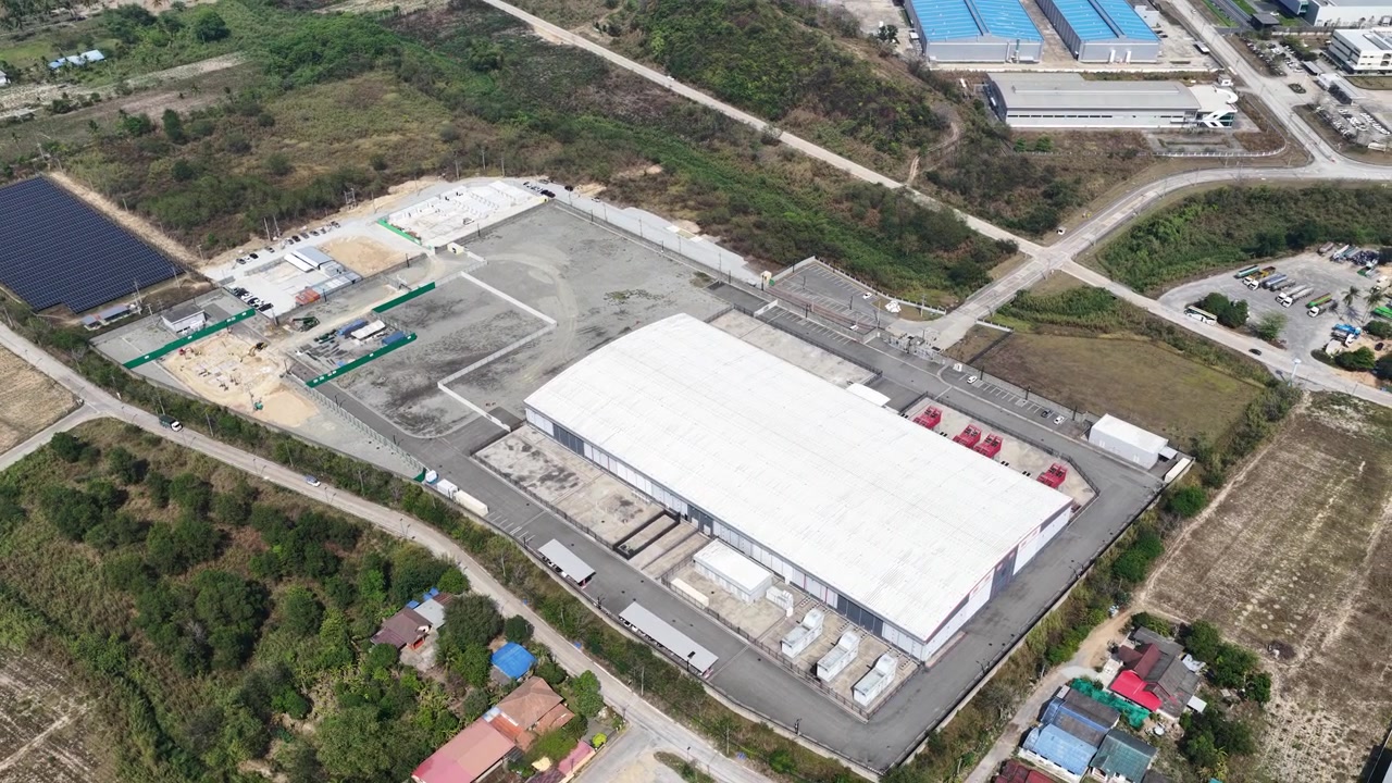 Luftfoto med drone af Datacenter Thailand, der viser et multi-tenant Tier III datacenter med colocation, cloud, hybrid infrastruktur, solenergi, højtydende køling og sikre digitale operationer.