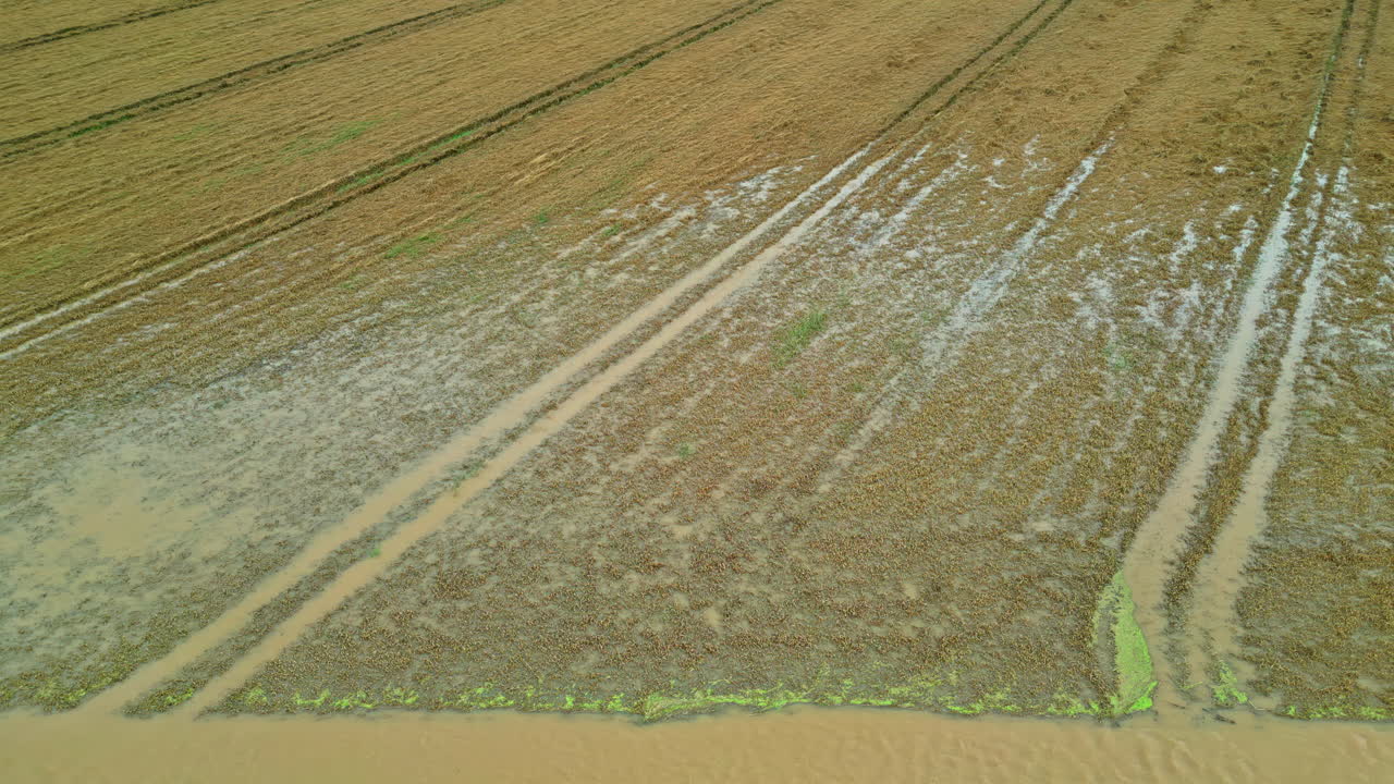 많은 비가 내린 후 물에 잠긴, 공중 사진