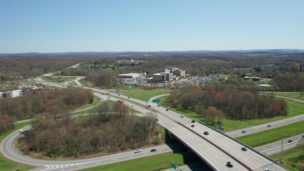 뉴욕의 허드슨 리 미들타운에 있는 가넷 헬스 병원의 4k 무인기 영상입니다.