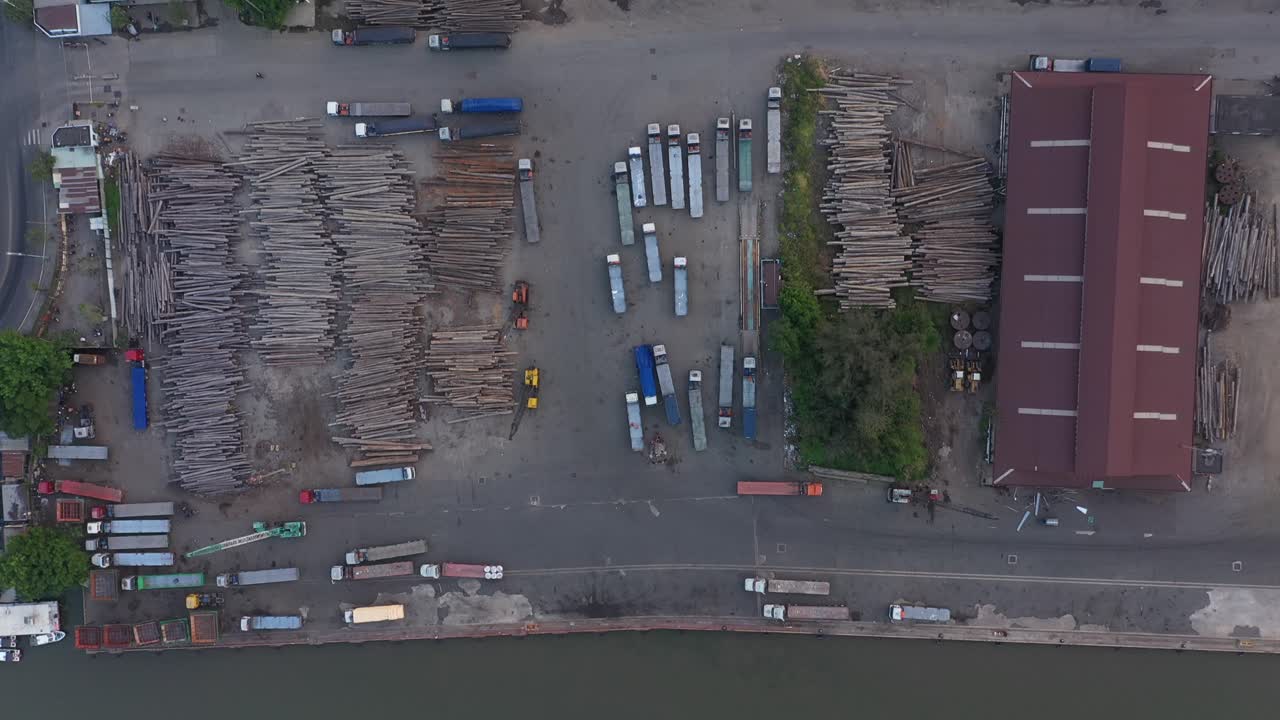 madera a la espera de ser exportada en la zona portuaria a lo largo del río saigón en la ciudad de ho chi minh, vietnam