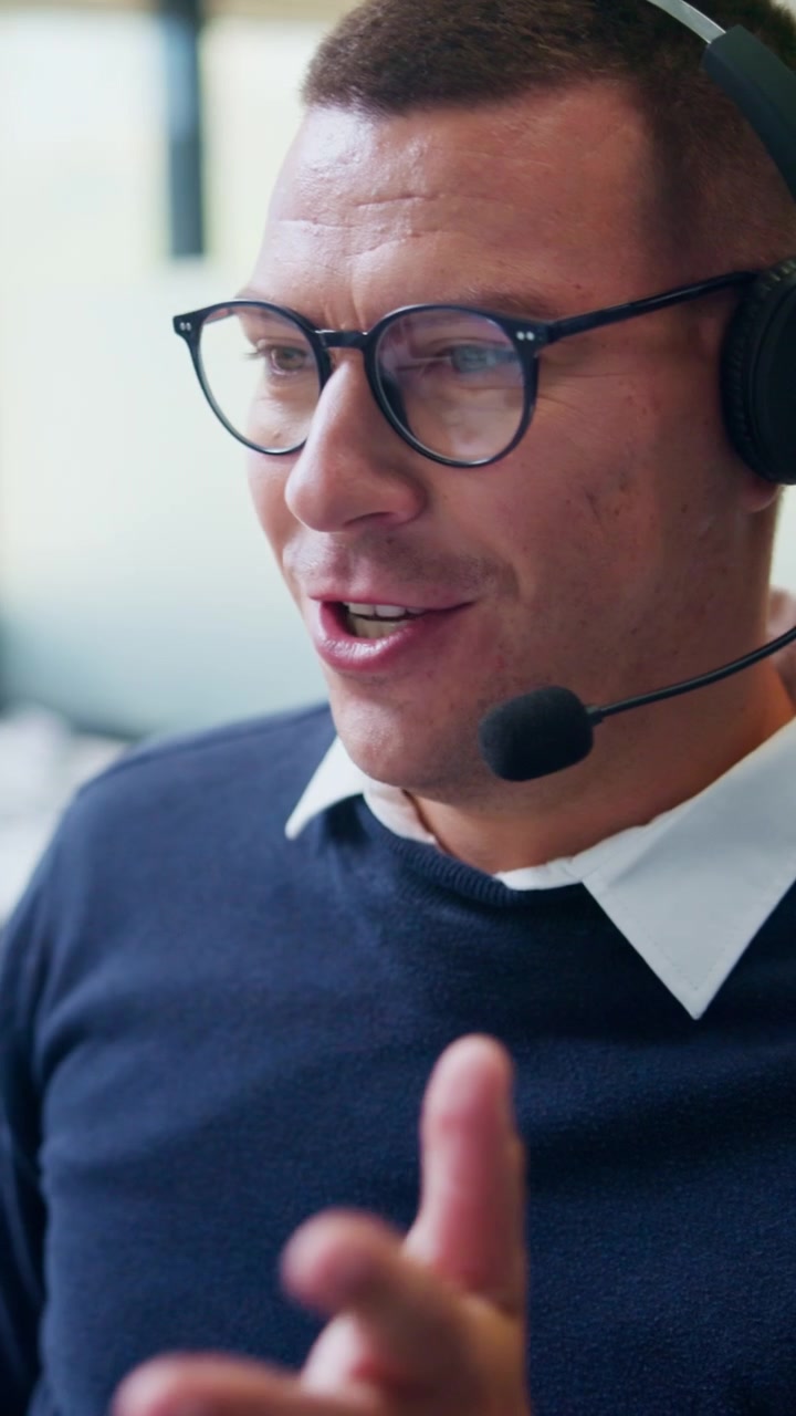 Uomo professionista con cuffie che parla durante una videochiamata