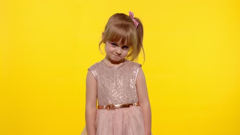 niña tímida avergonzada, de 5-6 años posando mirando a la cámara y sonriendo. niño pequeño se siente culpable
