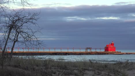 El-Hermoso-Faro-De-Sturgeon-Bay-En-Door-County-Wisconsin-Se-Ilumina-En-Rojo-En-El-Crepúsculo