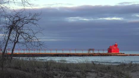 el hermoso faro de sturgeon bay en el condado de door, wisconsin, brilla en rojo en el crepúsculo