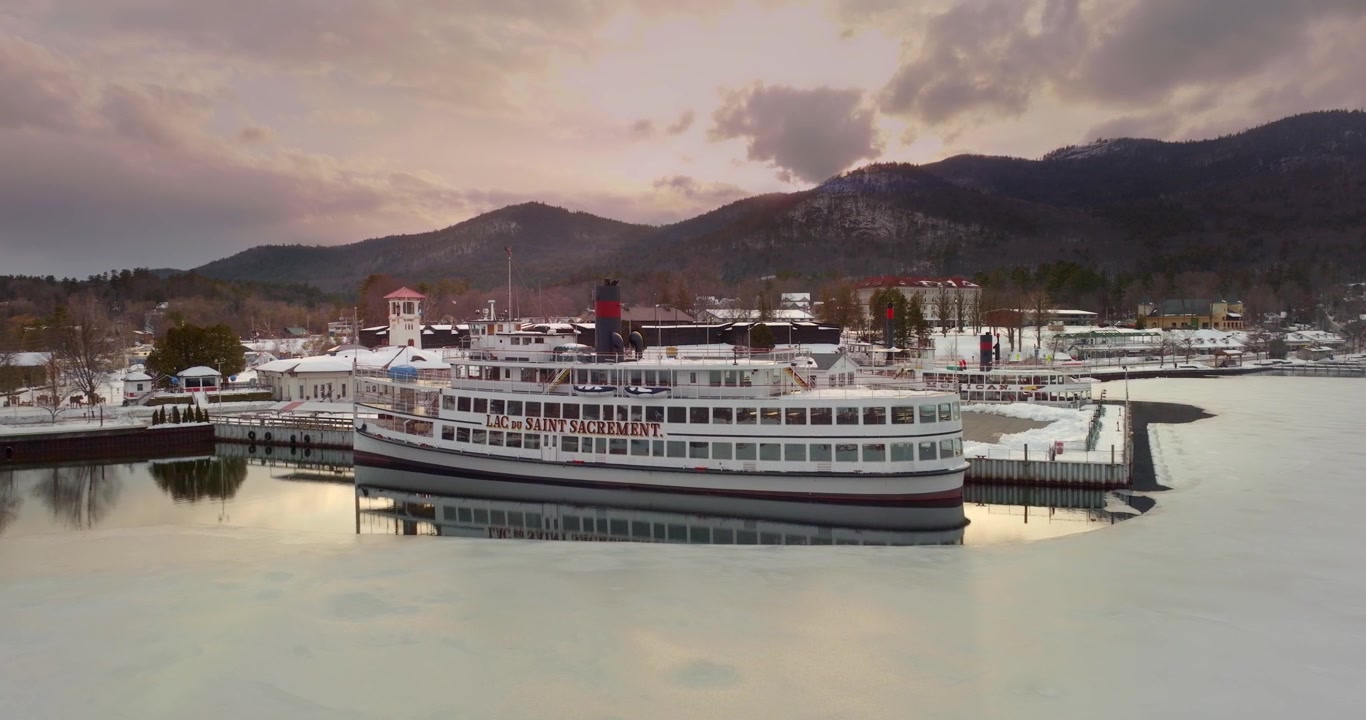 Dampskib lagt til kaj om vinteren i Lake George New York.