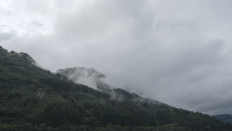 Zeitrafferwolken-über-Dem-Wald-In-Loch-Lomond-Schottland-4k