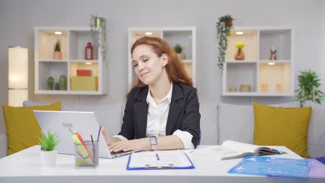 Home-Office-Mitarbeiterin-Blickt-Mit-Zufriedenem-Gesichtsausdruck.