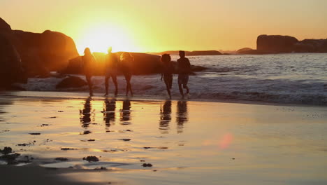 Silhouetten-Von-Freunden-Die-Aus-Dem-Meer-Rennen