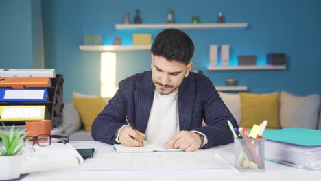 trabajador de oficina en casa rasgando papel de nota. enfadado e insatisfecho.
