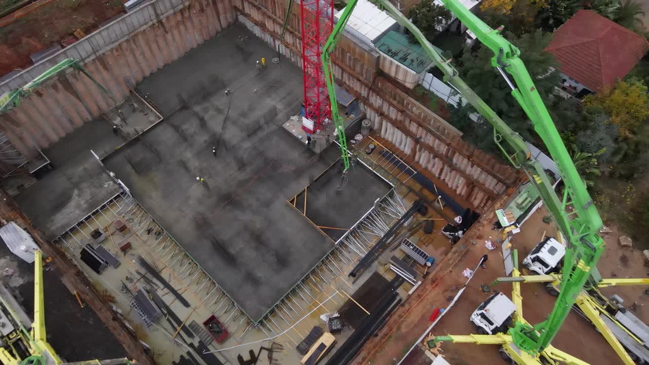 vista aérea de rascacielos en construcción con ingenieros y trabajadores trabajando, tel aviv, israel