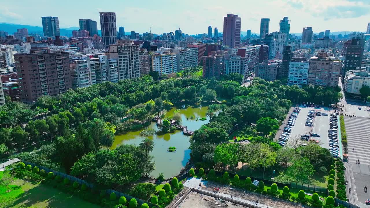 호수와 스카이라인을 배경으로 한 공중 비행 순얏센 기념관 공원