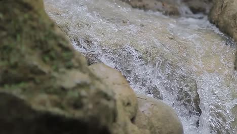 Cascada-Que-Fluye-En-La-Hermosa-Montaña,-Cámara-Lenta-Y-Acercamiento