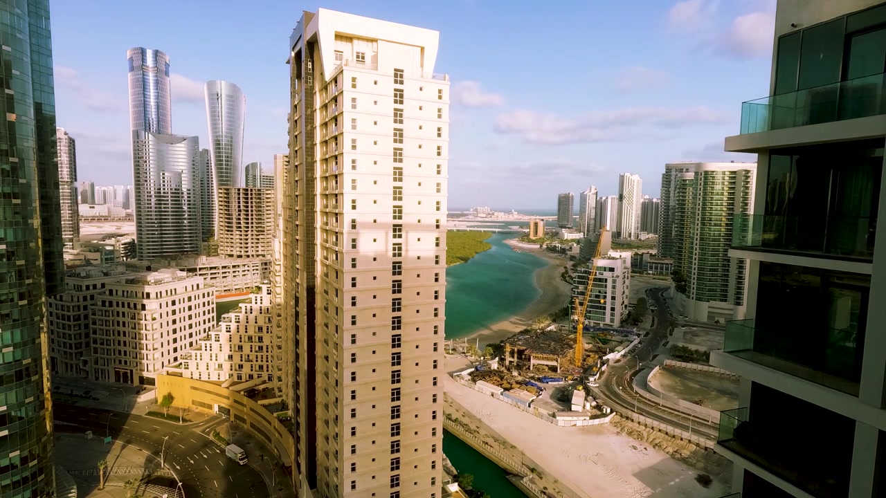 Paesaggio di nuvole, paesaggio urbano, time lapse visti da un grattacielo sull'isola di Al Reem ad Abu Dhabi, Emirati Arabi Uniti