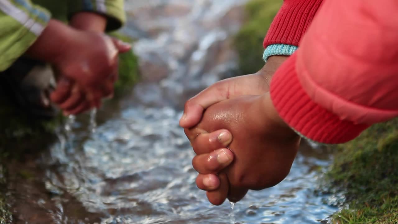 시내에서 아이들의 손을 가까이