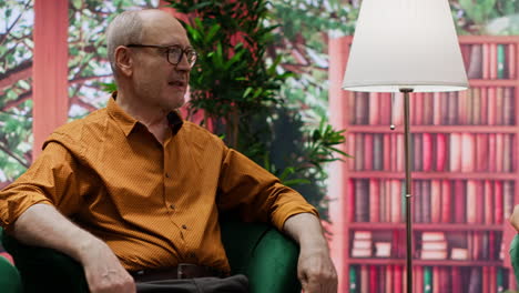 una pareja de ancianos disfrutando de una conversación alegre en su casa