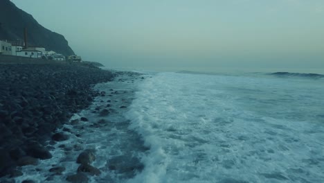 Olas-Rompiendo-En-La-Costa-Rocosa-En-Paul-Do-Mar,-Isla-De-Madeira,-Portugal---Drone-Aéreo