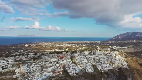 imágenes de drones aéreos cercanos de 4k de la ciudad de santorini fira sobre los acantilados de la caldera
