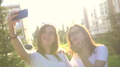 dos chicas tomando una selfie al aire libre