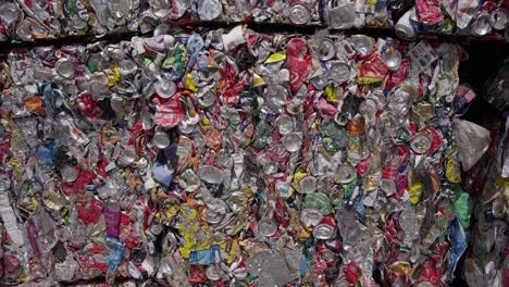 una pila masiva de latas comprimidas y varios residuos de aluminio