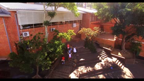 grupo de niños bajando de la escalera