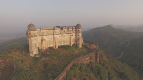 Eine-Schnelle-Panorama-Luftaufnahme-Der-Bergfestung-Von-Kumbhalgarh-Aus-Dem-15.-Jahrhundert-In-Rajasthan