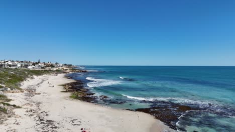 Filmischer-Flug-über-Einem-Flachen-Riff-Entlang-Der-Küste-Westaustraliens