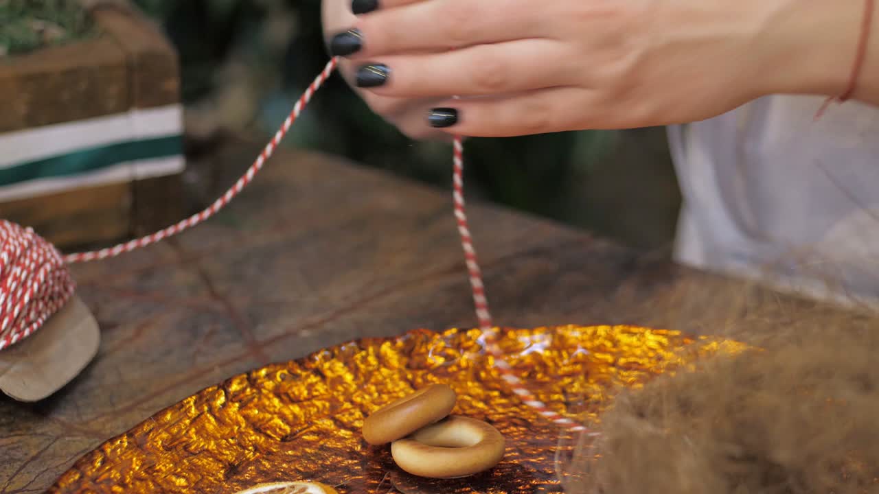 florista en el trabajo. cómo hacer una corona de navidad con arreglos florales. paso a paso, tutorial