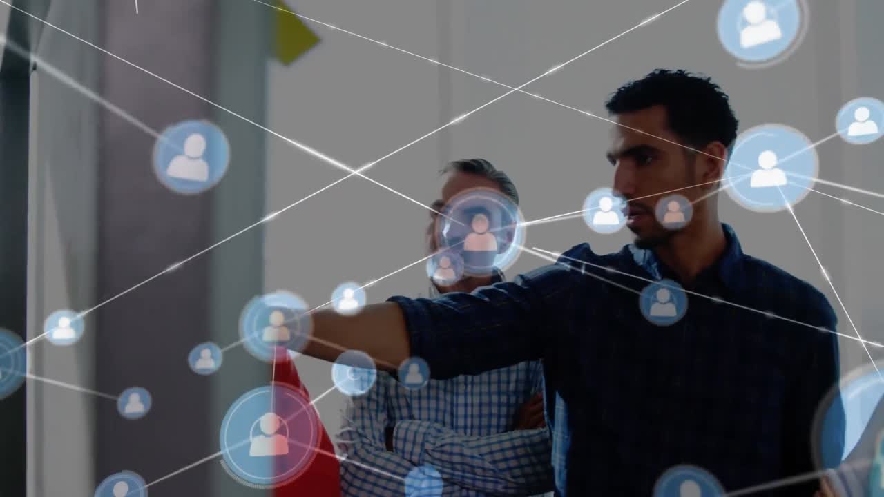 animación de iconos conectados sobre un hombre diverso explicando la estrategia empresarial a los compañeros de trabajo en la oficina