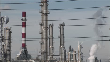 El-Vapor-Se-Eleva-Desde-Una-Refinería-De-Petróleo