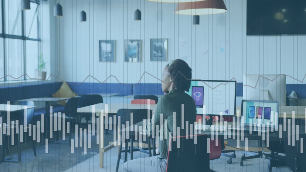 animación del procesamiento de datos sobre una mujer de negocios afroamericana que trabaja en la oficina