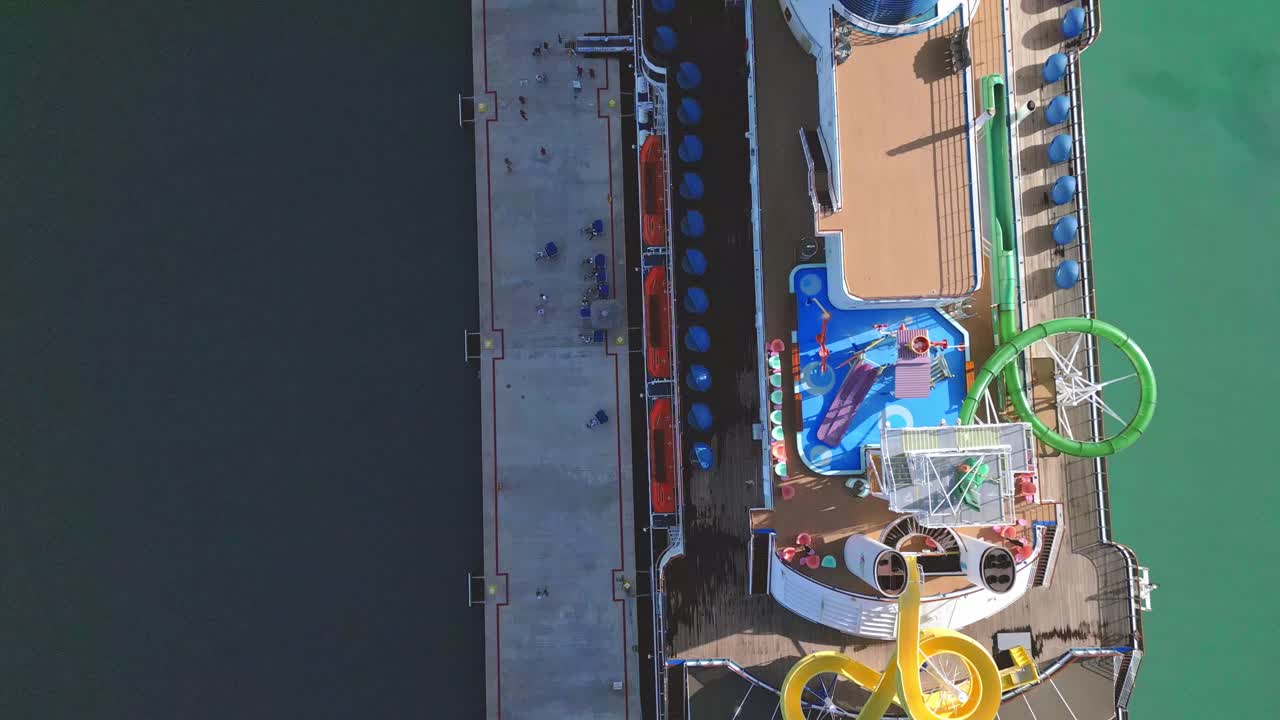 도미니카 공화국의 푸에르토 플라타, 앰버 코브의 관광 항구에 정박한 호화 유람선